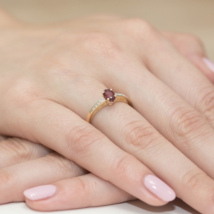 Zaręczynowy pierścionek z Rubinem 0,60ct i brylantami ze złota próby 585